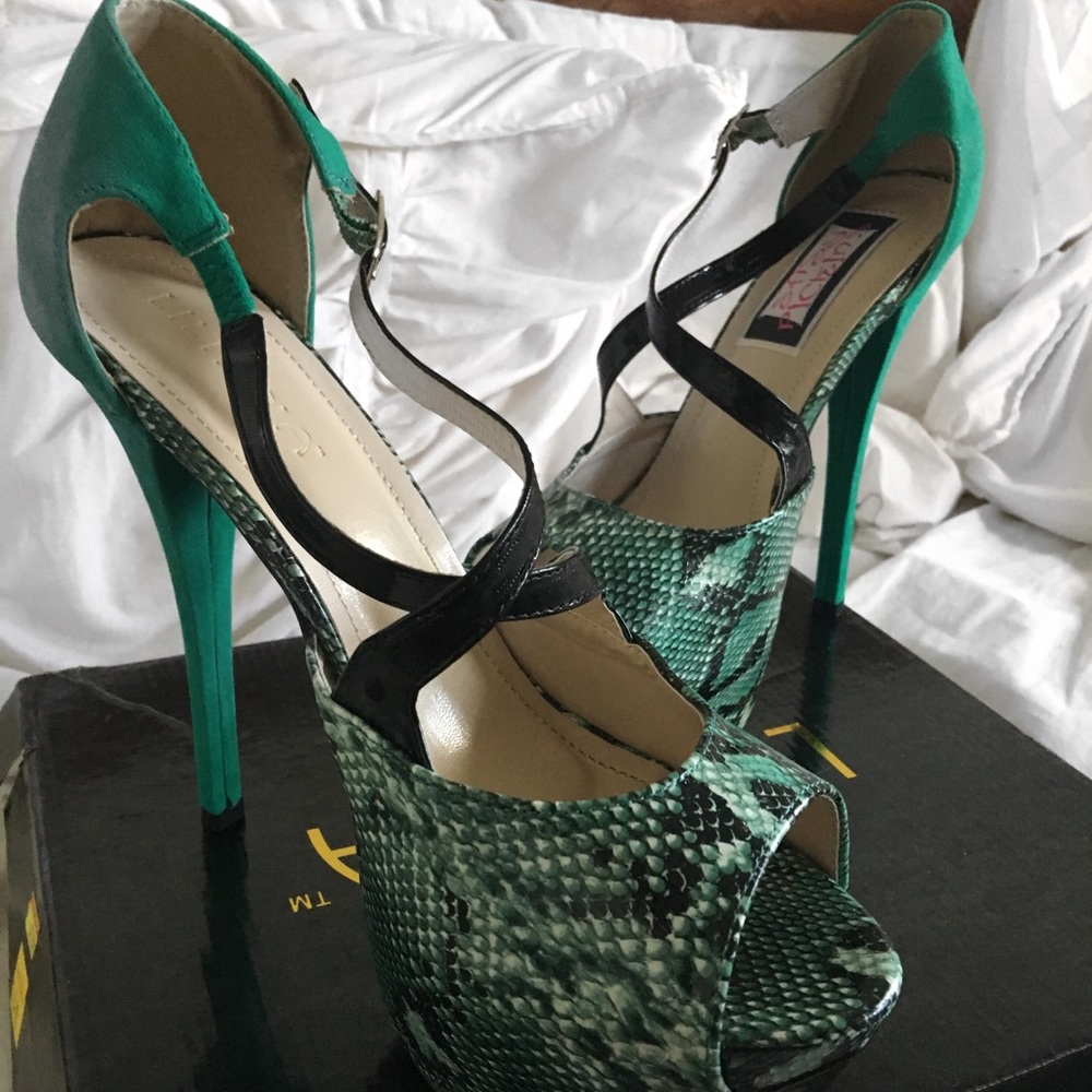 ❤️ SZ 11 Green suede snake skin sandal heels